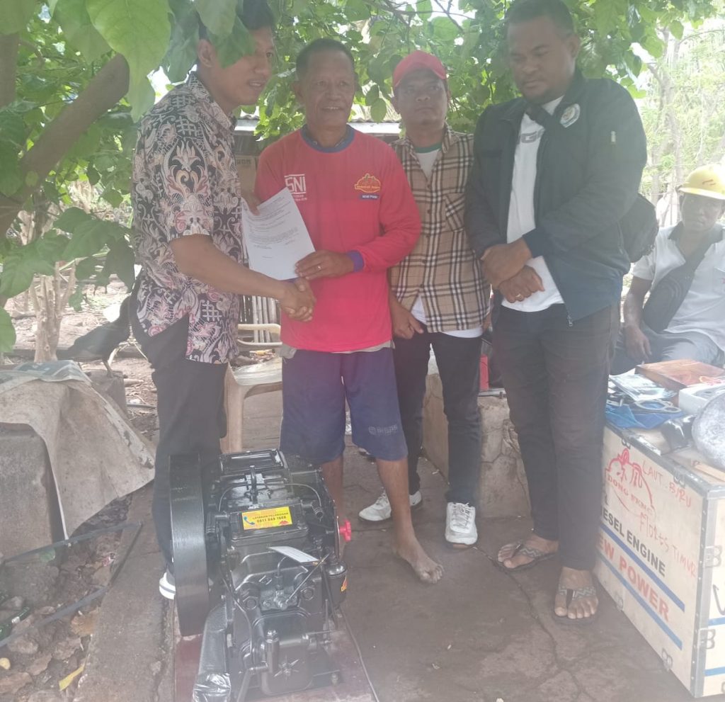 Penyerahan bantuan mesin ketinting merk Dongfeng kepada kelompok nelayan di Adonara.