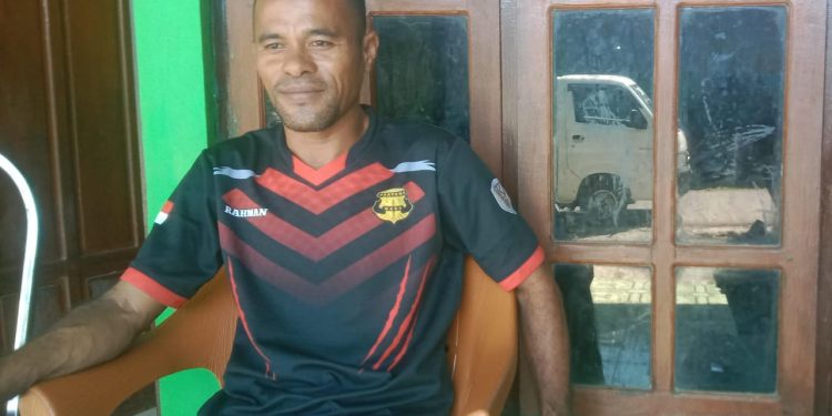 Rahman, sekuriti Bank BRI yang dipecat manajemen Bank BRI Cabang Larantuka.