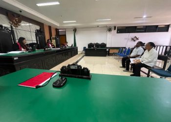 Dua terpaksa kasus dugaan korupsi pengelolaan DAK Pendidikan di SLBN Lewoleba mendengarkan pembacaan amat putusan Majelis hakim PN Kelas 1A Kupang dalam sidang putusan, Jumat, 10 Januari 2024.