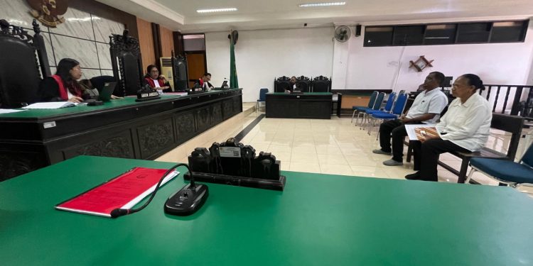 Dua terpaksa kasus dugaan korupsi pengelolaan DAK Pendidikan di SLBN Lewoleba mendengarkan pembacaan amat putusan Majelis hakim PN Kelas 1A Kupang dalam sidang putusan, Jumat, 10 Januari 2024.