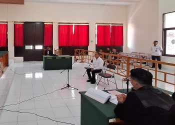 Charles Arif alias Koko Cimeng (baju putih), tersangka pelaku penyitaman dan pencabulan saat menghadiri sidang dengan agenda pembacaan tuntutan oleh Jaksa Penuntut Umum Kejari Lembata, Jumat, 10 Januari 2025.