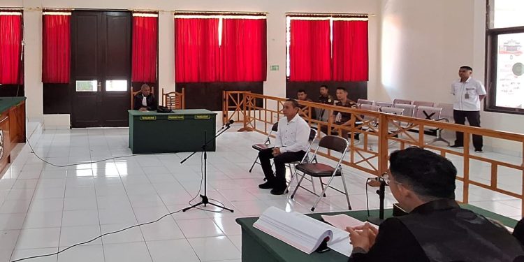 Charles Arif alias Koko Cimeng, terdakwa pelaju penyiraman air keras dan pencabulan terhadap siswi SMPN 1 Lewoleba saat menghadiri sidang pembacaan putusan Majelis Hakim Pengadilan Negeri Lembata, senin, 20 Januari 2025.