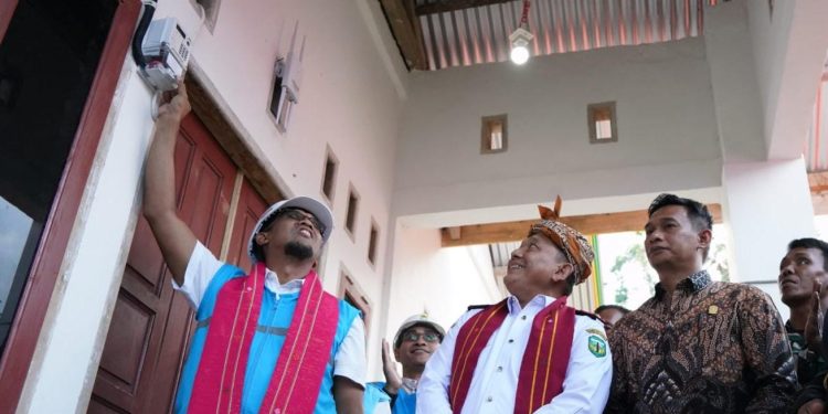 General Manager PLN UID Sulselrabar, Budiono (kiri) beserta jajaran Pemerintah Kabupaten Luwu menyalakan rumah salah satu warga di Desa Ilan Batu Uru, Kabupaten Luwu, Sulawesi Selatan.