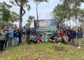 PT PLN (Persero) Unit Induk Pembangunan Nusa Tenggara (UIP Nusra) bersama Unit Pelaksana Teknis (UPT) Kesatuan Pengelolaan Hutan (KPH) dan masyarakat Kabupaten Timor Tengah Selatan (TTS) foto bersama usai penanaman pohon.