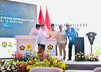 Peresmian 37 proyek strategis ketenagalistrikan di 18 Provinsi oleh Presiden Republik Indonesia, Prabowo Subianto (tengah) didampingi Menteri ESDM, Bahlil Lahadalia (kedua dari kanan), Menteri BUMN, Erick Thohir (kedua dari kiri), Menteri PU, Dody Hanggodo (kiri), dan Direktur Utama PLN, Darmawan Prasodjo (kanan) pada Senin (20/1) bertempat di PLTA Jatigede, Kabupaten Sumedang, Jawa Barat. (Foto: BPMI Setpres)