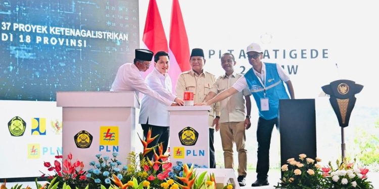 Peresmian 37 proyek strategis ketenagalistrikan di 18 Provinsi oleh Presiden Republik Indonesia, Prabowo Subianto (tengah) didampingi Menteri ESDM, Bahlil Lahadalia (kedua dari kanan), Menteri BUMN, Erick Thohir (kedua dari kiri), Menteri PU, Dody Hanggodo (kiri), dan Direktur Utama PLN, Darmawan Prasodjo (kanan) pada Senin (20/1) bertempat di PLTA Jatigede, Kabupaten Sumedang, Jawa Barat. (Foto: BPMI Setpres)