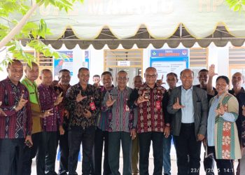 Penjabat Bupati Lembata Paskalis Ola Tapobali foto bersama alumni SDI Waiwaru usai penandatanganan prasasti peringatan Pesta Emas sekolah tersebut pada Kamis, 24 Januari 2025.