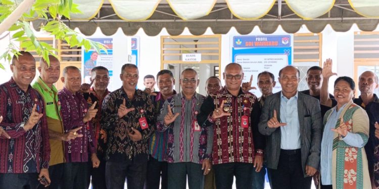 Penjabat Bupati Lembata Paskalis Ola Tapobali foto bersama alumni SDI Waiwaru usai penandatanganan prasasti peringatan Pesta Emas sekolah tersebut pada Kamis, 24 Januari 2025.