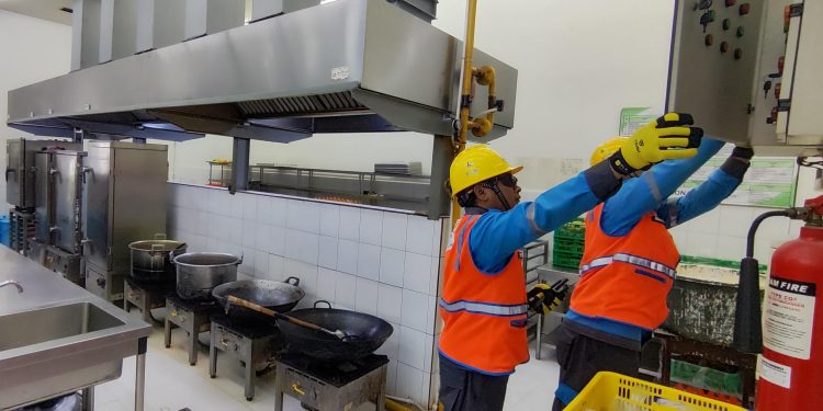 Petugas Pelayanan Teknik (Yantek) melakukan pengecekan instalasi listrik Satuan Pelayanan Pemenuhan Gizi (SPPG) atau Dapur Makan Bergizi Gratis (MBG) di Kelurahan Srondol Wetan, Kecamatan Banyumanik, Kota Semarang.