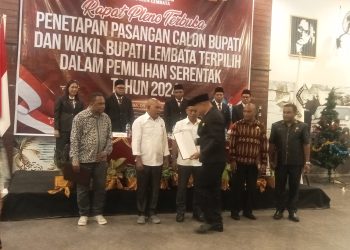 Ketua KPU Lembata Hermanus Haron Tadon menyerahkan berita acara penetapan P Kanisius Tuaq - Muhammad Nasir, Bupati dan Wakil Bupati Lembata terpilihterpikih saat rapat pleno terbuka di Ballroom Olimpic Resto, Lewoleba, Kamis, 9 Januari 2025.