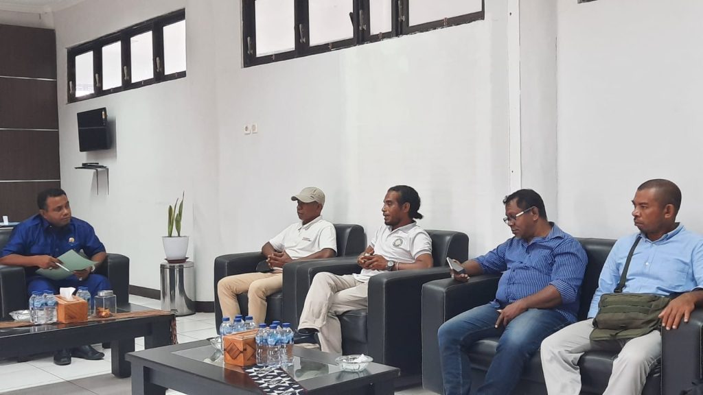 Para wartawan saat berdialog dengan Ketua DPRD Lembata Syafrudin Sira di ruang kerjanya, Rabu, 5 Februari 2025.