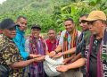 Petunggi PLN bersama Yayasan Papha saat penanganan kacang tanah untuk en dukung program TJSL di Desa Atakore, Kecamatan Atadei, Kabupaten Lembata.
