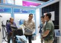 Direktur Utama PLN, Darmawan Prasodjo (kedua dari kiri) dan Direktur Manajemen Risiko PLN, Suroso Isnandar (kiri) ketika mendatangi _booth_ PLN di IIMS pada Minggu, 16 Februari 2025.