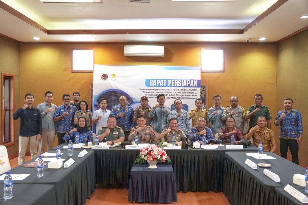 Foto bersama usai rapat persiapan pengadaan tanah PLTP Ulumbu, Manggarai.