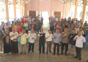 Warga pemilik lahan foto bersama PLN dan BPN usai sosialisasi pembebasan lahan untuk lokasi PLTP.