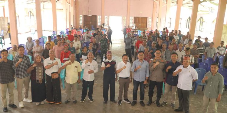 Warga pemilik lahan foto bersama PLN dan BPN usai sosialisasi pembebasan lahan untuk lokasi PLTP.