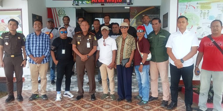 Kepala Kejaksaan Negeri Lembata Jupiter Selan foto bersama para wartawan yang tergabung dalam Forum Jurnalis Lembata usai audiens di kantor Kejari Lembata, Rabu, 5 Februari 2025.