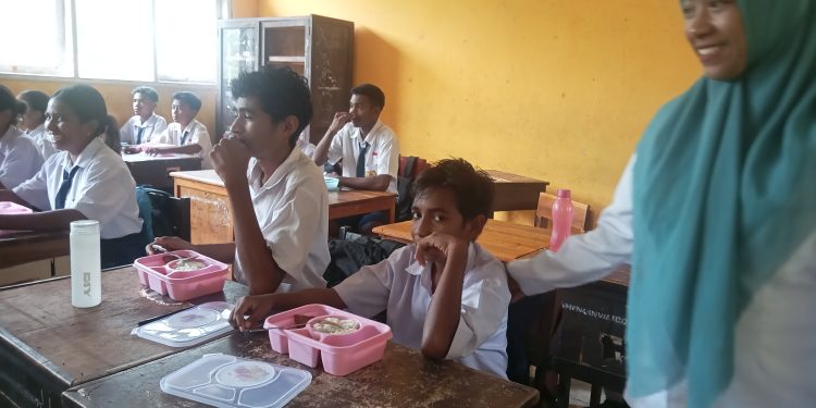Program makan bergizi gratis mulai dilaksanakan di Lembata. Tampak siswa SMPN 1 Nubatukan sedang makan siang gratis di sekolah tersebut, Senin, 24 Februari 2025.