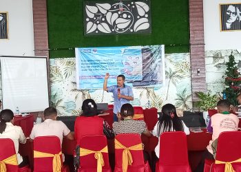 Abdi Keraf, psikolig dan akademisi Universitas Nusa Cendana Kupang saat berbicara di hadapan para guru Bimbingan Psikologi di Ballroom Olimpic Resto, Lewoleba, Rabu, 26 Februari 2025.