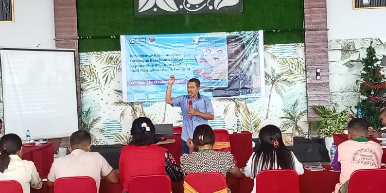 Abdi Keraf, psikolig dan akademisi Universitas Nusa Cendana Kupang saat berbicara di hadapan para guru Bimbingan Psikologi di Ballroom Olimpic Resto, Lewoleba, Rabu, 26 Februari 2025.