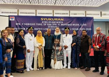 Petrus Kanisius Tua - Muhamad Nasir, Bupati dan Wakil Bupati Lembata Periode 2025-2030 didampingi istri, foto bersama pimpinan partai pengusung, anggota DPR RI dari Fraksi NasDem Julie Sutrisno Laiskodat, dan Penjabat Bupati Lembata Paskalis Ola Tapobali saat syukuran pelantikan di Aston Hotel Jakarta, Rabu, 20 Februari 2025.