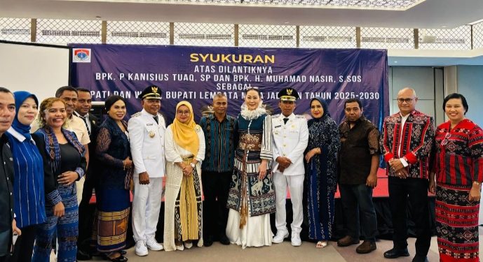 Petrus Kanisius Tua - Muhamad Nasir, Bupati dan Wakil Bupati Lembata Periode 2025-2030 didampingi istri, foto bersama pimpinan partai pengusung, anggota DPR RI dari Fraksi NasDem Julie Sutrisno Laiskodat, dan Penjabat Bupati Lembata Paskalis Ola Tapobali saat syukuran pelantikan di Aston Hotel Jakarta, Rabu, 20 Februari 2025.