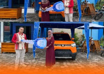 Pimpinan Cabang Bank NTT Lewoleba Egbert Balukh menyerahkmobil Suzuki S-Presso kepada nasabah Bank NTT peraih hadiah Program Tabungan Cashback Bank NTT.