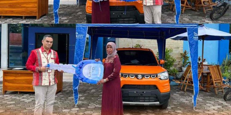 Pimpinan Cabang Bank NTT Lewoleba Egbert Balukh menyerahkmobil Suzuki S-Presso kepada nasabah Bank NTT peraih hadiah Program Tabungan Cashback Bank NTT.