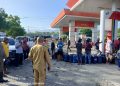 Bupati Lembata Petrus Kanisius Tua (membelakangi) saat memantau antrean pembelian BBM di SPBU Lamahora, Kelurahan Lewoleba Timur, Kecamatan Nubatukan, Lembata, Senin, 10 Maret 2025.