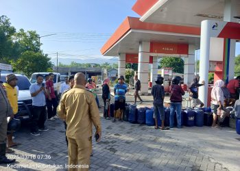 Bupati Lembata Petrus Kanisius Tua (membelakangi) saat memantau antrean pembelian BBM di SPBU Lamahora, Kelurahan Lewoleba Timur, Kecamatan Nubatukan, Lembata, Senin, 10 Maret 2025.