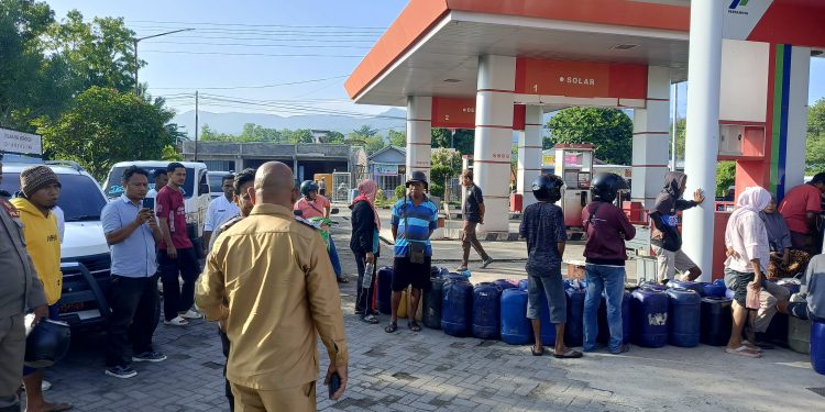 Bupati Lembata Petrus Kanisius Tua (membelakangi) saat memantau antrean pembelian BBM di SPBU Lamahora, Kelurahan Lewoleba Timur, Kecamatan Nubatukan, Lembata, Senin, 10 Maret 2025.