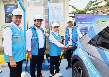 Direktur Retail dan Niaga PLN, Edi Srimulyanti (kedua dari kanan) didampingi oleh Executive Vice President Penjualan dan Pelayanan Pelanggan Retail PLN, Daniel Lestanto (kiri), General Manager PLN Unit Induk Wilayah Sumatera Selatan, Jambi dan Bengkulu (UIW S2JB), Adhi Herlambang (kedua dari kiri), dan Senior Manager Niaga dan Manajemen Pelanggan, Yasnedi (kanan) melakukan simulasi pengisian daya mobil listrik di Rest Area KM. 56A Tol Indralaya - Prabumulih, Ogan Ilir, Sumatera Selatan, pada Senin, 3 Maret 2025.