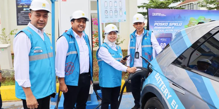 Direktur Retail dan Niaga PLN, Edi Srimulyanti (kedua dari kanan) didampingi oleh Executive Vice President Penjualan dan Pelayanan Pelanggan Retail PLN, Daniel Lestanto (kiri), General Manager PLN Unit Induk Wilayah Sumatera Selatan, Jambi dan Bengkulu (UIW S2JB), Adhi Herlambang (kedua dari kiri), dan Senior Manager Niaga dan Manajemen Pelanggan, Yasnedi (kanan) melakukan simulasi pengisian daya mobil listrik di Rest Area KM. 56A Tol Indralaya - Prabumulih, Ogan Ilir, Sumatera Selatan, pada Senin, 3 Maret 2025.
