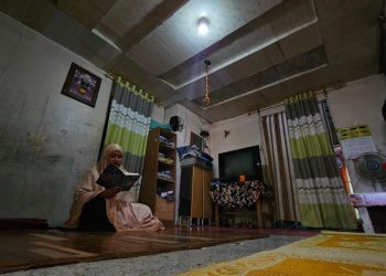 Ferra kini dapat membaca Al-quran pada malam hari di bulan Ramadan semenjak mendapatkan bantuan sambungan listrik secara gratis dari pegawai PLN.