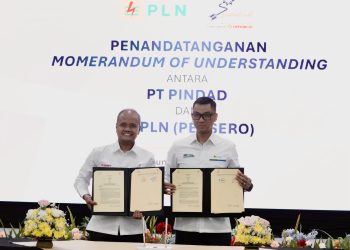 Penandatanganan MoU yang dilakukan antara Direktur Utama PLN, Darmawan Prasodjo (kanan) dengan PT Pindad, Sigit P. Santosa (kiri) dengan ruang lingkup kerja sama studi pengembangan potensi pembangkit pikohidro dan mikrohidro dalam mendukung elektrifikasi dan transisi energi di Indonesia.