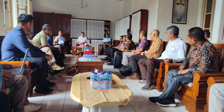 Rombongan PT PLN (Persero) saat berdialog dengan Uskup Agung Ende Mgr. Paulus Budi Kleden di Istana Keuskupan Agung Ende di Ndona, Kabupaten Ende.