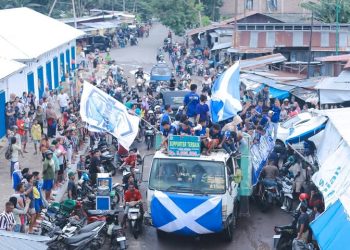 Tim Persebaya saat diarak dalam pawai keliling Kota Lewoleba pada Sabtu, 30 Maret 2025 usai menjadi runner-up ETMC XXXIII di Stadion Oepoi Kota Kupang usai takluk dari Bintang Timur Atambua lewat drama adu penalti.