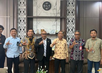 Rombongan PT PLN (Persero) brrfoto bersama Bupati Lembata Petrus Kanisius Tuaq dan Wakil Bupati Muhamad Nasir usai audien di ruang kerja Bupati, Kamis, 25 Maret 2025.