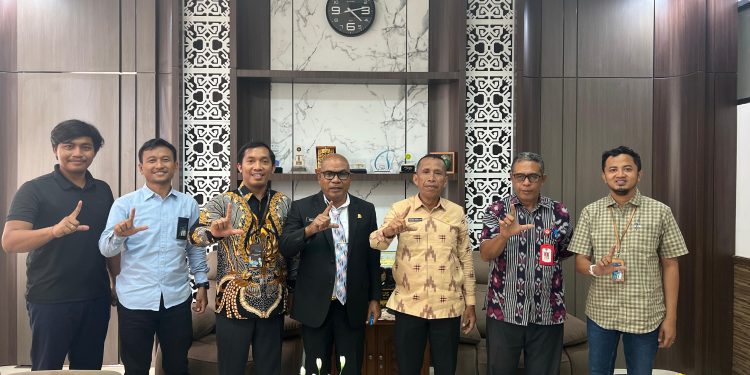 Rombongan PT PLN (Persero) brrfoto bersama Bupati Lembata Petrus Kanisius Tuaq dan Wakil Bupati Muhamad Nasir usai audien di ruang kerja Bupati, Kamis, 25 Maret 2025.
