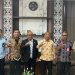 Rombongan PT PLN (Persero) brrfoto bersama Bupati Lembata Petrus Kanisius Tuaq dan Wakil Bupati Muhamad Nasir usai audien di ruang kerja Bupati, Kamis, 25 Maret 2025.