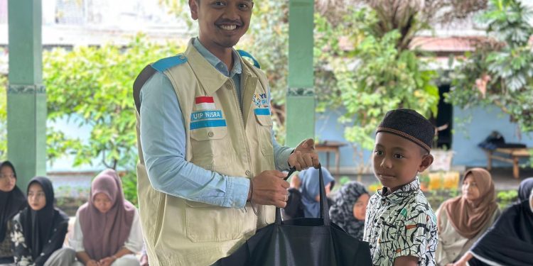 PT PLN (Persero) Unit Induk Pembangunan Nusa Tenggara (UIP Nusra) melalui Yayasan Baitul Maal (YBM) menyalurkan zakat, infak, dan sedekah (ZIS) kepada mustahik di sekitar wilayah kerja PT PLN (Persero) UIP Nusra, Senin, 24 Maret 2025.