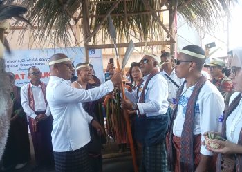 Penjabat Bupati Lembata periode 2024-2025 Paskalis Ola Tapobali menyerahkan tombak dan parang kepada Bupati Lembata Petrus Kanisius Tua saat seremonial penyambutan di kantor Bupati Lembata, Selasa, 4 Maret 2025.