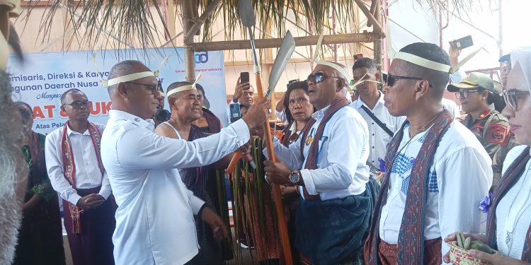 Penjabat Bupati Lembata periode 2024-2025 Paskalis Ola Tapobali menyerahkan tombak dan parang kepada Bupati Lembata Petrus Kanisius Tua saat seremonial penyambutan di kantor Bupati Lembata, Selasa, 4 Maret 2025.