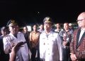 Petrus Kanisius Tua - Muhamad Nasir, Bupati dan Wakil Bupati Lembata memberikan penjelasan kepada wartawan dalam sesi konferensi pers usai acara syukuran di halaman kantor Bupati Lembata, Selasa, 4 Maret 2025 malam.