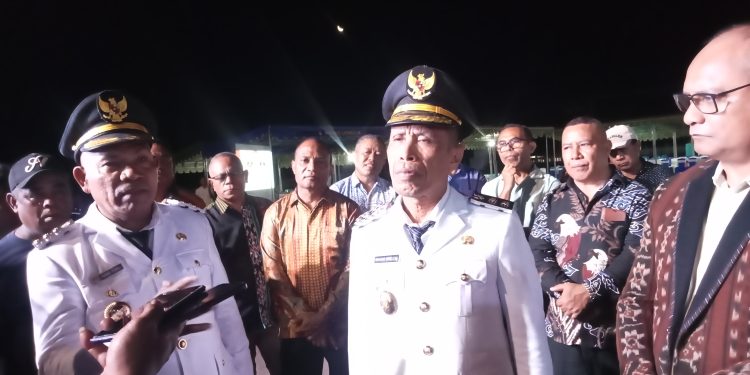 Petrus Kanisius Tua - Muhamad Nasir, Bupati dan Wakil Bupati Lembata memberikan penjelasan kepada wartawan dalam sesi konferensi pers usai acara syukuran di halaman kantor Bupati Lembata, Selasa, 4 Maret 2025 malam.