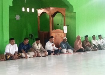 Wakil Bupati Lembata Haji Muhamad Nasir yang juga kader Partai NasDem saat menghadiri buka puasa bersama di Masjid Nus Hassanah Waijarang, Kecamatan Nubatukan, Minggu, 9 Februari 2025.