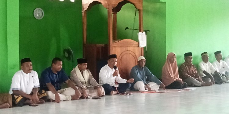 Wakil Bupati Lembata Haji Muhamad Nasir yang juga kader Partai NasDem saat menghadiri buka puasa bersama di Masjid Nus Hassanah Waijarang, Kecamatan Nubatukan, Minggu, 9 Februari 2025.