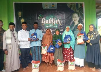 Pemberian bantuan sembako kepada umat di Masjid Nur Hasanah Waijarang, Kecamatan Nubatukan, Kabupaten Lembata dalam acara buka puasa bersama. Paket sembako bantuan Julie Sutrisno Laiskodat diserahkan Wakil Bupati Lembata Haji Muhammad Nasir dan Ketua DPD Partai NasDem Lembata Yuni Damayanti, pada Minggu, 9 Maret 2025.