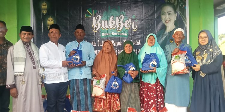Pemberian bantuan sembako kepada umat di Masjid Nur Hasanah Waijarang, Kecamatan Nubatukan, Kabupaten Lembata dalam acara buka puasa bersama. Paket sembako bantuan Julie Sutrisno Laiskodat diserahkan Wakil Bupati Lembata Haji Muhammad Nasir dan Ketua DPD Partai NasDem Lembata Yuni Damayanti, pada Minggu, 9 Maret 2025.