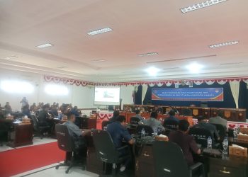 Rapat kerja DPRD Lembata dengan Bupati P Kanisius Tuaq - Wakil Bupati Lembata Muhamad Nasir di ruang rapat utama DPRD, Senin, 10 Maret 2025.